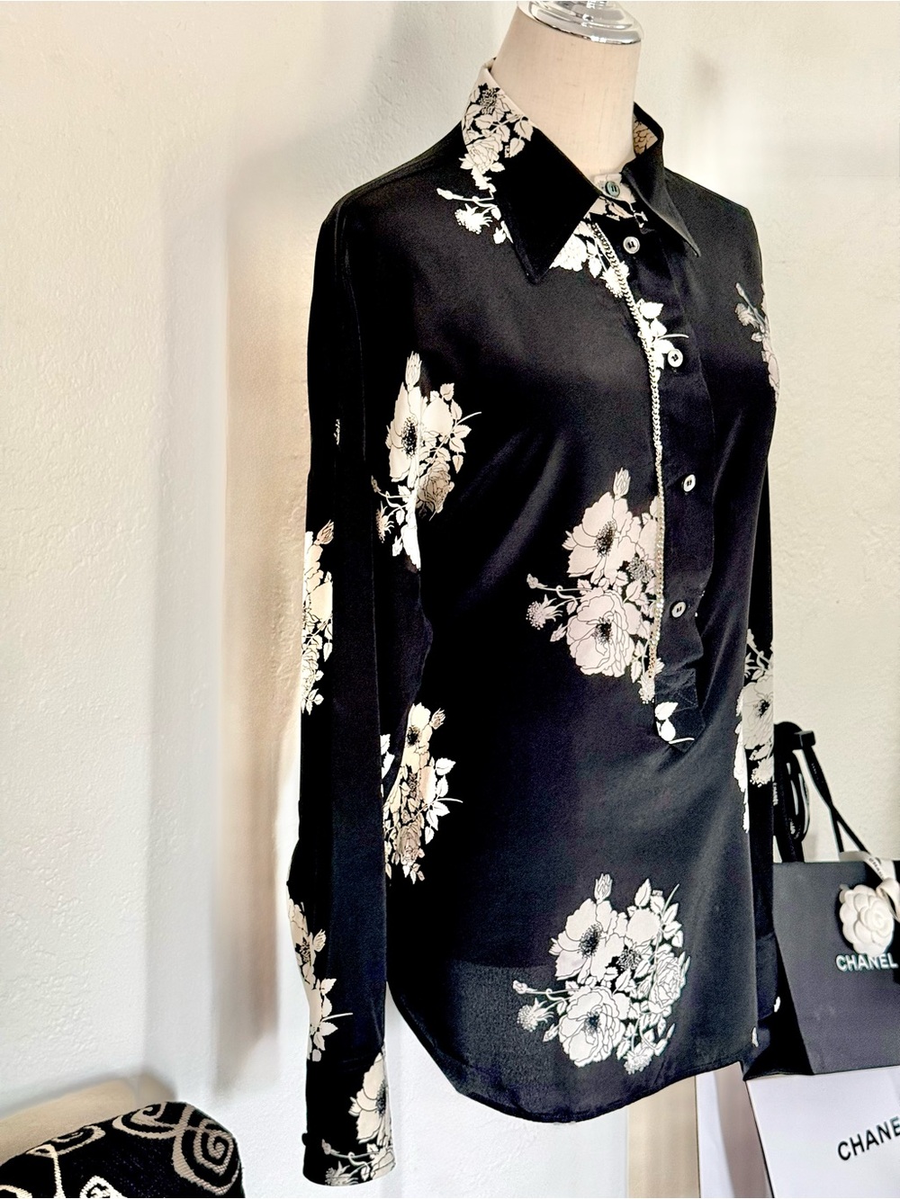 N°21 Black Floral Silk Chain Accent Blouse Top IT:42 Sz:6 Quiet Luxury Couquette
